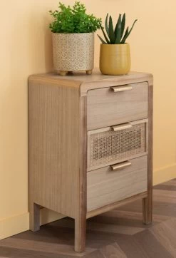 Table De Chevet 3 Tiroirs Rotin Massif Clair Arturo L 40 Cm -Magasin De Meubles De Chambre À Coucher table de chevet 3 tiroirs rotin massif clair arturo l 40 cm 5400924203245 1319782